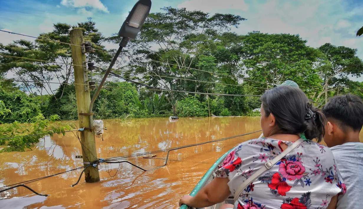 Banjir juga menyebabkan kerusakan pada sejumlah infrastruktur. (STRINGER/AFP)