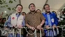 Mendag, Rachmat Gobel (tengah) bersiap memotong pita membuka pasar murah di Kemendag, Jakarta, Kamis, (25/6/2015). Pasar murah juga ada di 12 kelurahan Jakarta Pusat, yakni Gambir, Cikini, Kwitang, Kebon Sirih, dll. (Liputan6.com/Faizal Fanani)