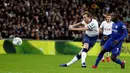 Pemain Tottenham Hotspur, Harry Kane menendang bola saat melawan Chelsea pada pertandingan leg pertama semifinal Piala Liga Inggris, di Stadion Wembley, Rabu (9/1). Tottenham Hotspur berhasil mengalahkan Chelsea dengan skor 1-0. (AP/Frank Augstein)