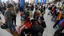 Pemudik menunggu kedatangan bus di Terminal Kampung Rambutan, Jakarta Timur, Kamis (13/4/2023). Para pemudik mulai melakukan perjalanan mudik lebih awal untuk menghindari kenaikan tarif tiket bus pada 15 April dan menghindari kemacetan. (medeka.com/Arie Basuki)