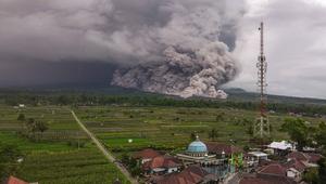 Pihak berwenang terus memantau aktivitas gunung dan memberikan informasi terkini melalui situs resmi seperti PVMBG dan BNPB agar masyarakat tetap waspada dan siaga. Tampak sebuah foto udara memperlihatkan aliran piroklastik selama letusan Gunung Semeru di Lumajang, Jawa Timur, pada Rabu 19 November 2025. (Agus Harianto/AFP)