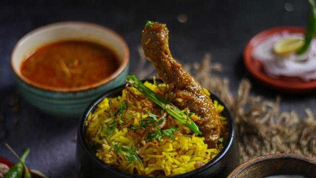 1. Nasi Kuning Ayam Suwir