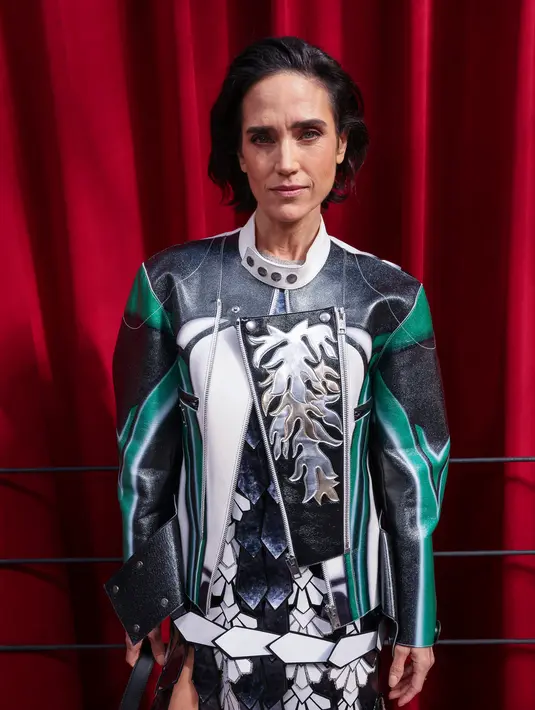 Jennifer Connelly tiba untuk koleksi busana siap pakai Louis Vuitton Spring/Summer 2023 yang dipresentasikan di Paris Fashion Week, Prancis, 4 Oktober 2022. Jennifer Connelly tetap memancarkan aura kecantikannya dalam riasan sederhana yang tidak terlalu tebal. (Photo by Vianney Le Caer/Invision/AP)