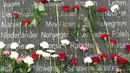 Sejumlah bunga diletakan untuk memperingati 73 tahun pembebasan kamp konsentrasi Nazi di Jerman (11/4). Dalam upacara peringatan ini para mantan korban mengenang kekejian kamp konsentrasi Nazi. (AP Photo / Jens Meyer)