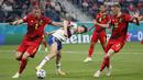 Pada babak ke dua, Rusia meningkatkan intensitas serangan mereka. Tetapi kokohnya Toby Alderweireld (kiri) dan lini belakang Belgia, membuat Rusia kesulitan dalam menipiskan skor pertandingan. (Foto: AP/Pool/ Anatoly Maltsev)