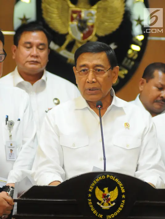Menkopolhukam Wiranto memberi keterangan kepada awak media usai rapat koordinasi tentang keamanan pasca-pemilu 2019 di Jakarta, Rabu (24/4). Dalam rapat tersebut Wiranto menjelaskan sejumlah isu seperti hoaks dan tuduhan yang berakibat pada delegitimasi KPU. (Liputan6.com/Angga Yuniar)