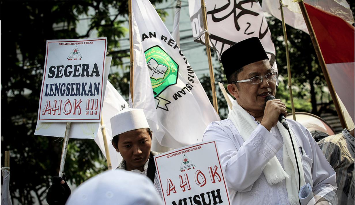 Dalam aksinya mereka menuntut Wakil Gubernur Basuki Tjahaja (Ahok) untuk mundur dari jabatannya dan hengkang dari Jakarta, Jakarta, Jumat (24/10/2014) (Liputan6.com/Faizal Fanani)