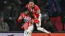 Pada masa tambahan waktu babak pertama (45+6), PSV Eindhoven mencetak gol keunggulan lewat aksi Ricardo Pepi. (NICOLAS TUCAT/AFP)