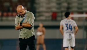 Pelatih Bali United, Johnny Jansen, tertunduk lesu setelah timnya hanya bermain imbang tanpa gol saat menjamu Persijap Jepara pada lanjutan BRI Super League 2025/2026, Sabtu (28/2/2026) malam WIB. (Bola.com/Alit Binawan)