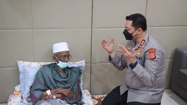 Kapolda Aceh, Ahmad Haydar saat menjenguk Ulama kharismatik Aceh Tgk H  Muhammad Amin Mahmud Syah atau akrab disapa Abu Tumin Blang Blahdeh yang tengah dirawat di RS. (Foto: Polda Aceh)