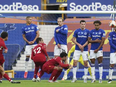 Pemain Liverpool Trent Alexander-Arnold melakukan tendangan bebas saat menghadapi Everton pada lanjutan Liga Primer Inggris di Goodison Park, Liverpool, Inggris, Minggu (21/6/2020). Pertandingan berakhir dengan skor 0-0. (AP Photo/Jon Super, Pool)