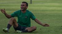 Gelandang serang Timnas Indonesia, Rizky Pora, melakukan sejumlah tindakan lucu saat latihan jelang laga final Piala AFF 2016 di Lapangan SPH Karawaci, Banten, Jumat (10/12/2016). (Bola.com/Vitalis Yogi Trisna)