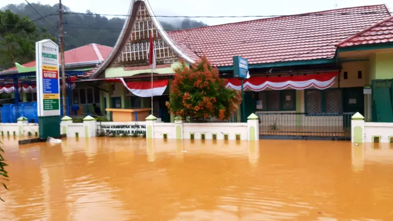 Sebuah puskesmas di Rawang Kecamatan Padang selatan Kota Padang terendam banjir pada 10 September 2020. (Liputan6.com/ ist)