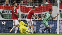 Striker Portugal, Andre Silva, melakukan selebrasi usai mencetak gol ke gawang Hongaria pada laga Kualifikasi Piala Dunia 2018 di Stadion Groupama, Minggu (3/9/2017). Portugal menang 1-0 atas Hongaria. (AP/Tibor Illyes)