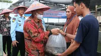 Penyerahan benih ikan lele kepada keluarga narapidana di Lapas Pasirpangaraian, Kabupaten Rokan Hulu. (Liputan6.com/M Syukur)