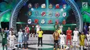 Pesepak bola peserta Liga 1 memperkenalkan jersey home dan away dalam acara peluncuran Liga 1 2018 di Studio 5 Indosiar, Jakarta, Senin (19/3). Kompetisi Liga 1 musim ini rencananya akan berjalan selama sembilan bulan. (Liputan6.com/Faizal Fanani)