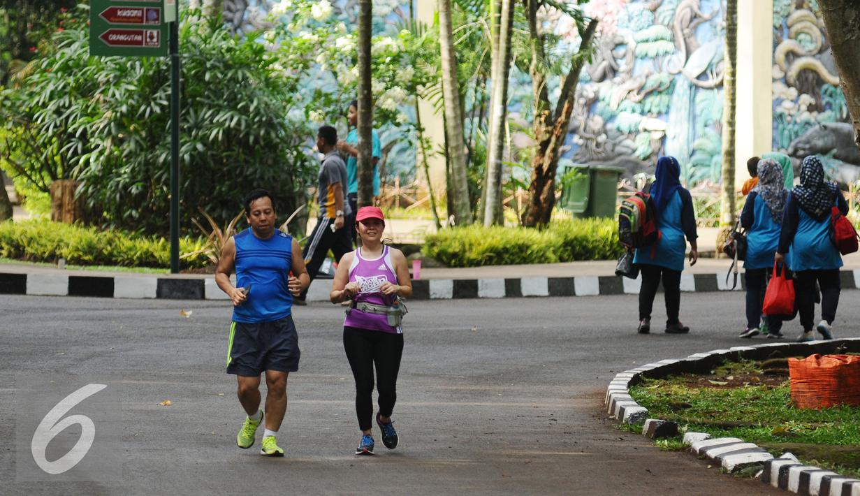  Warga berlari di sekitar kawasan Kebun Binatang Ragunan, Jakarta, Minggu (9/10). Kawasan KBR menjadi salah satu lokasi alternatif warga Jakarta untuk berolahraga pada Minggu pagi. (Liputan6.com/Helmi Fithriansyah)