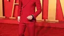 Chris Evans tampil gentleman mengenakan setelan jas dan celana panjang merah dari Dolce & Gabbana, dengan kemeja putih dan dasi hitam. [Foto: Instagram/cool_legendary]