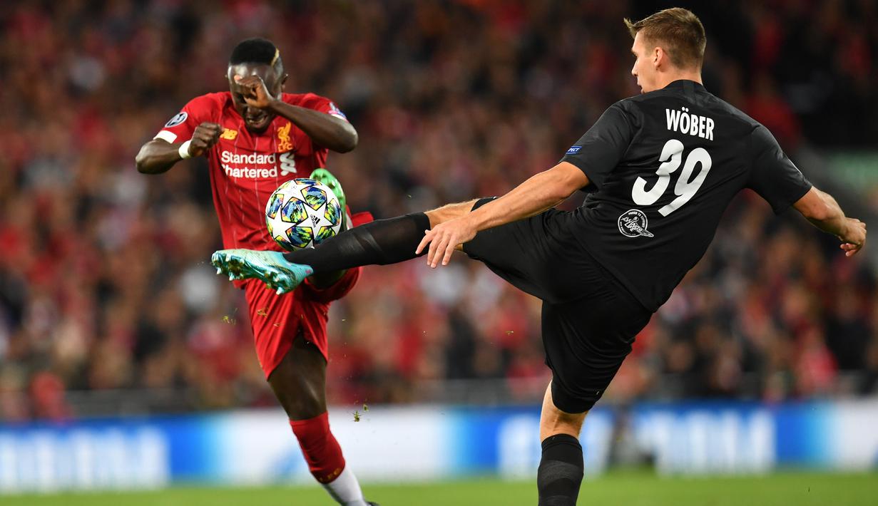 Gelandang Liverpool, Sadio Mane, berebut bola dengan bek Salzburg, Maximilian Woeber, pada laga Liga Champions di Stadion Anfield, Liverpool, Rabu (2/10). Liverpool menang 4-3 atas Salzburg. (AFP/Paul Ellis)