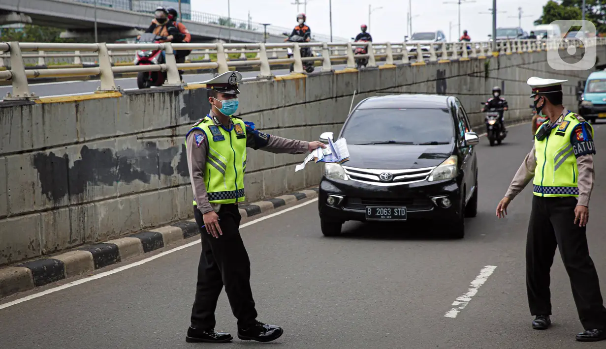 Polisi memberhentikan kendaraan yang memasuki jalur khusus Transjakarta saat Operasi Zebra Jaya 2021 di kawasan Jalan Gatot Subroto, Jakarta, Selasa (16/11/2021). Polda Metro Jaya menggelar Operasi Zebra Jaya 2021 pada 15-24 November. (Liputan6.com/Faizal Fanani)