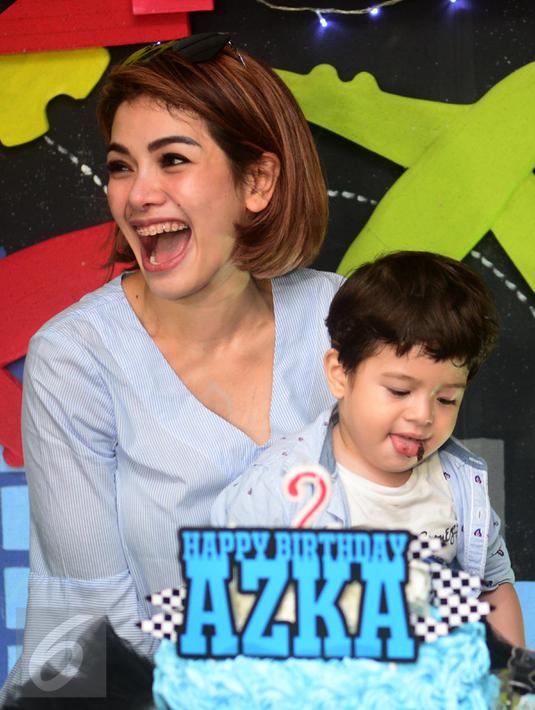 Keceriaan Nikita Mirzani ketika merayakan ulang tahun anak keduanya, Azka, di Rumah Anyo, rumah bagi anak penderita kanker, Jakarta, Senin (3/10). Nikita mengatakan ingin mengajarkan Azka untuk berbagi dengan sesama (Liputan6.com/Herman Zakharia)
