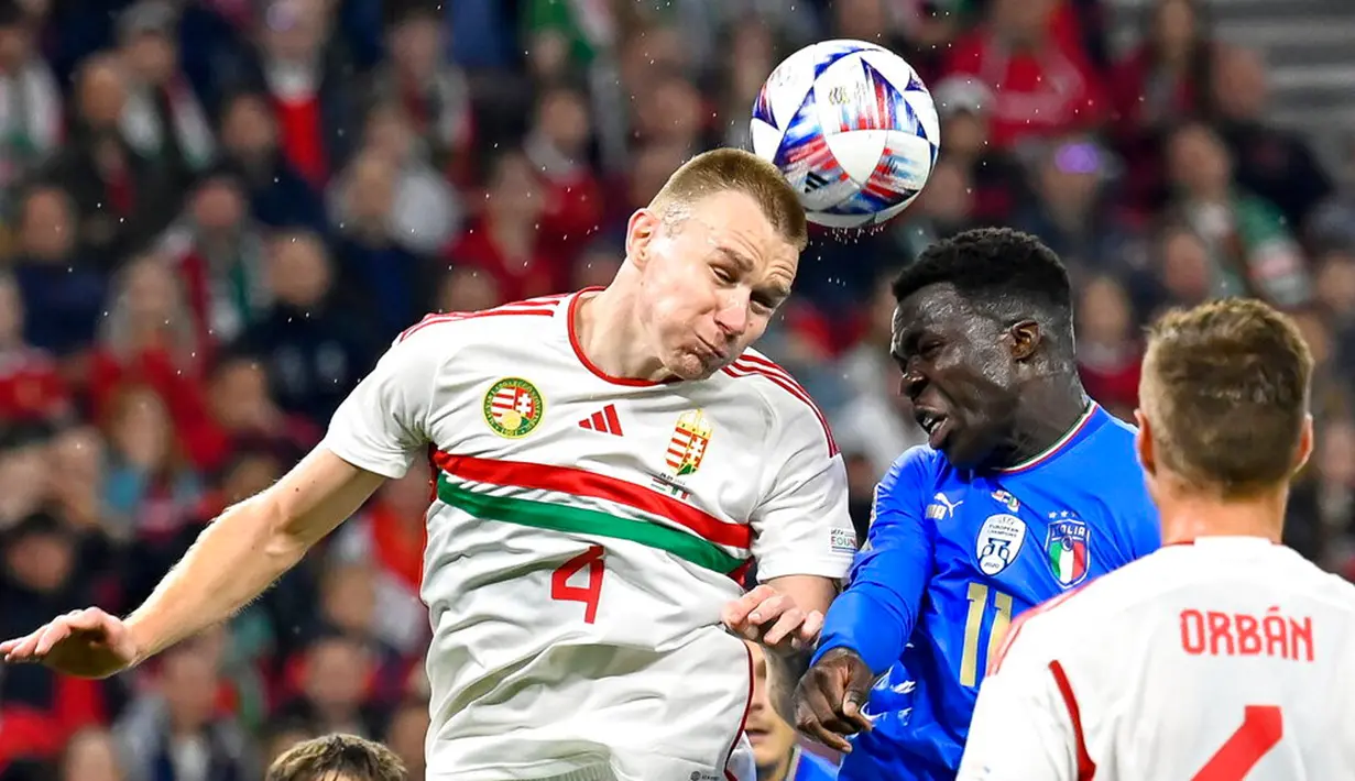 Pemain Hungaria Attila Szalai (kiri) berebut bola dengan pemain Italia Wilfried Gnonto pada pertandingan sepak bola UEFA Nations League di Puskas Arena, Budapest, Hungaria, 26 September 2022. Italia berhasil mengalahkan Hungaria dengan skor 2-0. (Tamas Kovacs/MTI via AP)