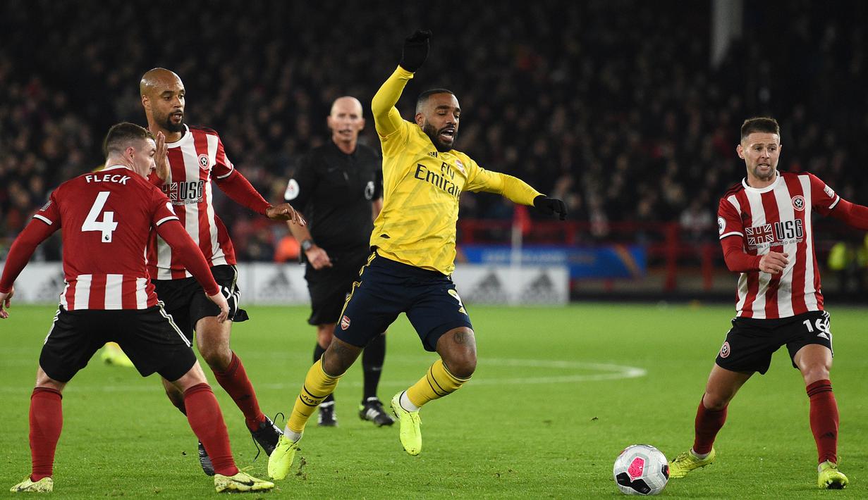 Striker Arsenal, Alexandre Lacazette, berusaha mengontrol bola saat melawan Sheffield United pada laga Premier League di Stadion Bramall Lane, Sheffield, Senin (21/10). Sheffield menang 1-0 atas Arsenal. (AFP/Oli Scarff)