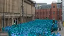 Sekitar 3.200 pria dan wanita secara sukarela berkumpul di Museum Maritim Ikonik Hull dengan tubuh tanpa busana saat menjadi model sebuah seni instalasi berjudul "Sea of Hull" di Inggris, Sabtu (9/7). (AFP Photo/Jon Super)