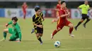 Pemain Malaysia U-19, Haikal Danis (tengah) melewati kiper Vietnam U-19, Cao Van Binh pada laga semifinal Piala AFF U-19 2022 di Stadion Patriot Candrabhaga, Bekasi, Rabu (13/7/2022). (Bola.com/M Iqbal Ichsan)