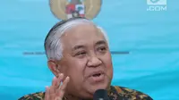 Ketua Dewan Pertimbangan MUI, Din Syamsuddin memberikan pernyataan di Jakarta, Selasa (10/7). Pernyataan terkait isu agama dalam demokrasi. (Liputan6.com/Helmi Fithriansyah)