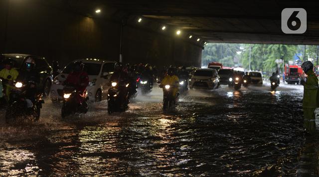 Hujan Deras Guyur Jakarta, 2 RT dan 3 Ruas Jalan Tergenang Malam Ini