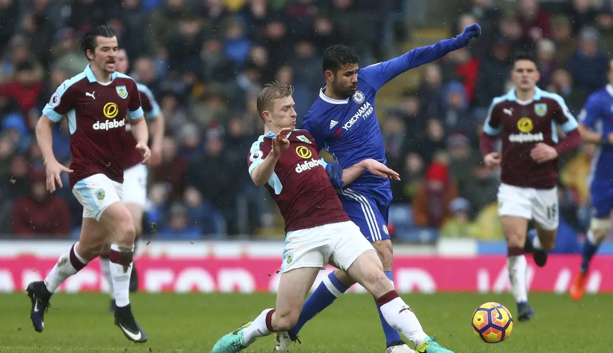 Diego Costa berusaha menghalau bola dari kejaran pemain Burnley, Ben Mee (2kiri) pada lanjutan Premier League di Turf Moor stadium, Burnley (12/2/2017).  Chelsea bermain imbang 1-1 lawan Burnley. (AP/Dave Thompson)