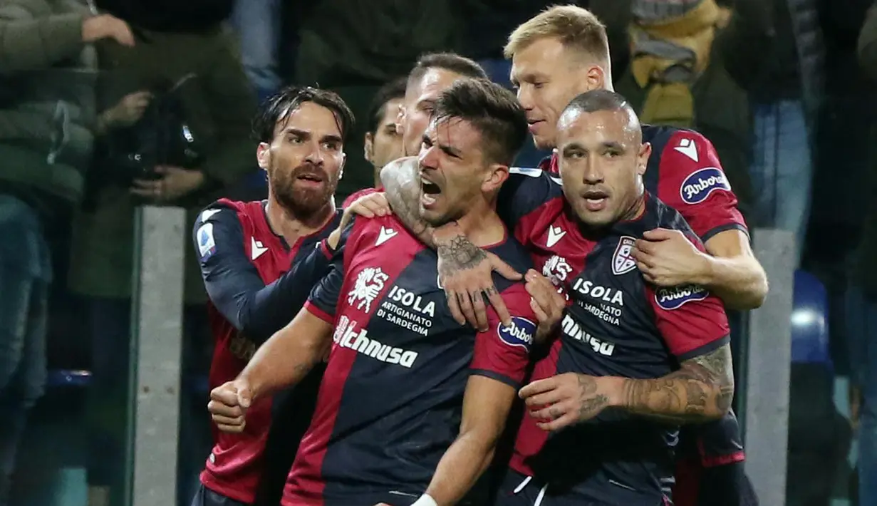 Penyerang Cagliari, Giovanni Simeone (kedua kiri) berselebrasi dengan rekan-rekannya usai mencetak gol ke gawang Lazio pada pertandingan lanjutan Liga Serie A Italia di Sardegna Arena, pulau Sardinia (16/12/2019). Lazio menang dramatis 2-1 atas Cagliari. (AP Photo/Fabio Murru)