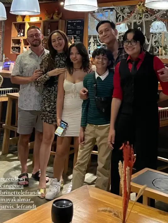 Dewi Rezer pun kembali menikah di tahun 2023, saat merayakan Natal ia tampil mengenakan mini dress lengan panjang bermotif. [@rezerdewi]