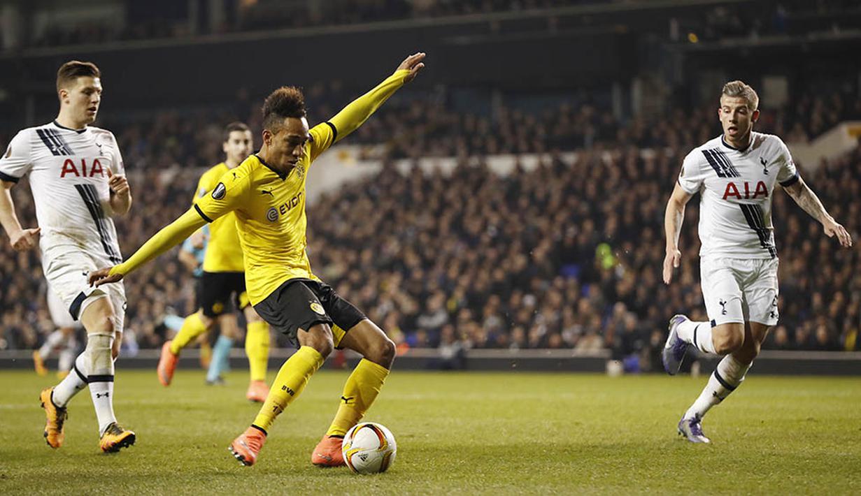 Striker Dortmund, Pierre-Emerick Aubameyang, melepaskan tendangan kearah gawang Tottenham pada laga leg kedua babak 16 besar Liga Europa di Stadion White Hart Lane, Inggris, Jumat (18/3/2016) dini hari WIB. (Action Images via Reuters/John Sibley)