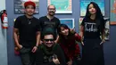 Para musisi Cella (gitaris) Kotak, Chua (basis) Kotak, Tantri (vokalis) Kotak, Yoyo Padi dan gitaris Indonesia, Aria Baron, mengusung konsep Rocklaboratory dalam kolaborasi mereka di HUT SCTV ke-25. (Deki Prayoga/Bintang.com)