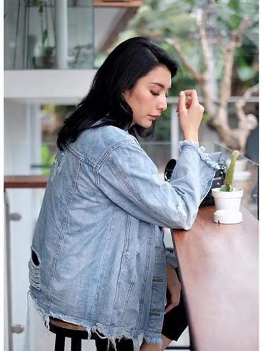 "seBuru burunya kita yg berniat berhijab/menutup aurat sesuai dengan ajaran Allah SWT.. pasti cari pakaian lengan panjang. Atau kaos di padukan dg cardigan atau apalah untuk outer.. jam aja sempet dipakai," tulis nany_sikem. (Instagram/tyasmirasih)