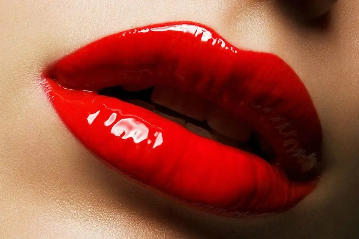 Potret Lipstik Glossy yang Bikin Bibir Kamu Sebening Cermin