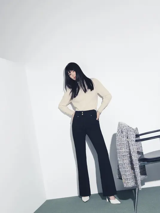 Tampil semi formal ke kantor ala Song Hye Kyo. Ia mengenakan atasan sweater berwarna krem dipadu celana jeans hitam, dan high heels putih. [Foto: Instagram/kyo1122]