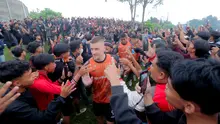 Ribuan The Jakmania hadir langsung untuk memberikan dukungan penuh kepada Persija Jakarta jelang lawan Persib Bandung di Persija Training Ground, Bojong Sari, Depok, Jawa Barat, Jumat (9/1/2026). Suporter fanatik klub ibu kota itu meminta skuad Macan Kemayoran mengalahkan Maung Bandung di laga BRI Super League. (Bola.com/M Iqbal Ichsan)