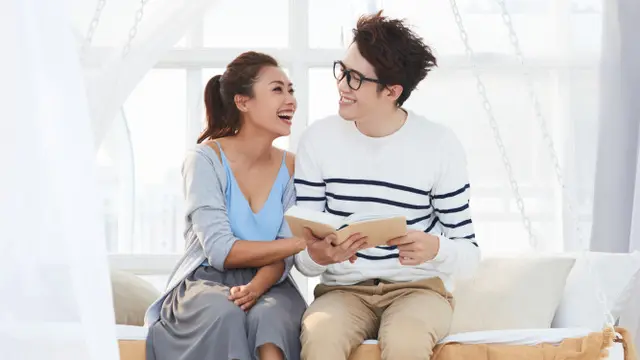 couple romantis bahagia