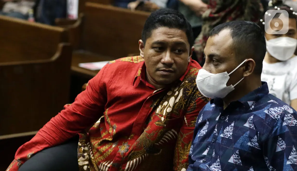 Mantan penyidik KPK, Stepanus Robin Pattuju (kiri) bersama Maskur Husain sesaat sebelum menjadi saksi dalam sidang lanjutan dugaan suap penanganan perkara korupsi di Lampung Tengah dengan terdakwa Azis Syamsuddin di Pengadilan Tipikor Jakarta, Kamis (23/12/2021). (Liputan6.com/Helmi Fithriansyah)