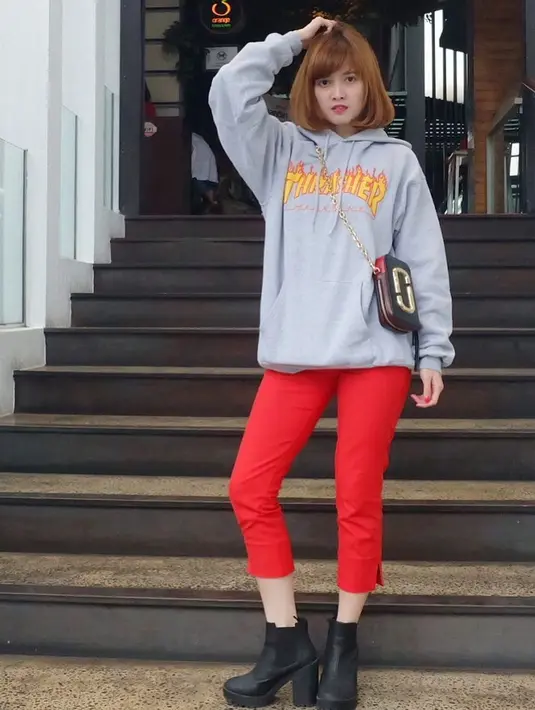 Melihat style Chika yang satu in, setuju kan kalau gayanya mirip banget sama cewek-cewek Korea? Kali ini Chika memakai celana berwarna merah dengan hoodie abu-abu, serta ankle boots hitamnya. Kece banget kan? (Instagram/chikajessica88)