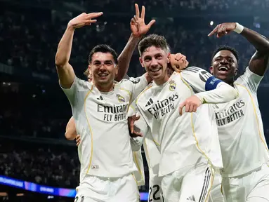 Pemain Real Madrid, Federico Valverde (tengah) merayakan golnya pada pertandingan leg pertama babak 16 besar Liga Champions 2025/2026 melawan Manchester City di stadion Santiago Bernabeu, Rabu 11 Maret 2026 waktu setempat atau Kamis 12 Maret 2026 dini hari WIB. Menjamu wakil Inggris, Manchester City, Los Blancos menang dengan skor telak 3-0. (AP Photo/Jose Breton)