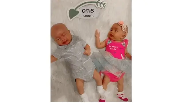 Saat melakukan pemotretan one month, bayi kembar Syahnaz ini terlihat begitu menggemaskan.