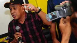 Bakal Cagub Kalbar, Mayjen TNI Armyn Angkasa Alianyang memberi pernyataan kepada wartawan terkait pencalonannya yang tidak mendapat dukungan dari Partai DPD Partai Golkar Kalbar, dalam Pemilihan Gubernur Kalbar 2012, di Pontianak, Sabtu (14/4). (Antara)