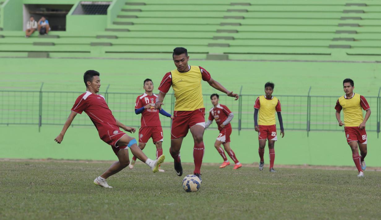 Sejumlah pemain Arema Cronus mematangkan strategi saat latihan jelang leg kedua semi final Piala Presiden melawan Sriwijaya F.C di Stadion Gajayana, Malang, Rabu (7/10/2015). (Bola.com/Vitalis Yogi Trisna)