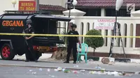 Polisi dengan rompi antipeluru berjaga di depan Rutan Cabang Salemba Mako Brimob seusai operasi penanggulangan di Depok, Kamis (10/5). Polri telah menghentikan operasi penanggulangan penyanderaan pada Kamis pukul 07.15. (Liputan6.com/Herman Zakharia)