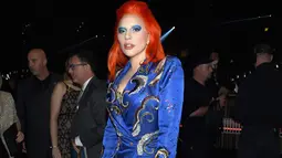 Penyanyi Lady Gaga saat tiba untuk menghadiri Grammy Awards ke-58 di Staples Center, Los Angeles, Senin (15/2). Mother Monster tampil nyentrik dengan wig berwarna oranye. (Larry Busacca/Getty Images for NARAS/AFP)