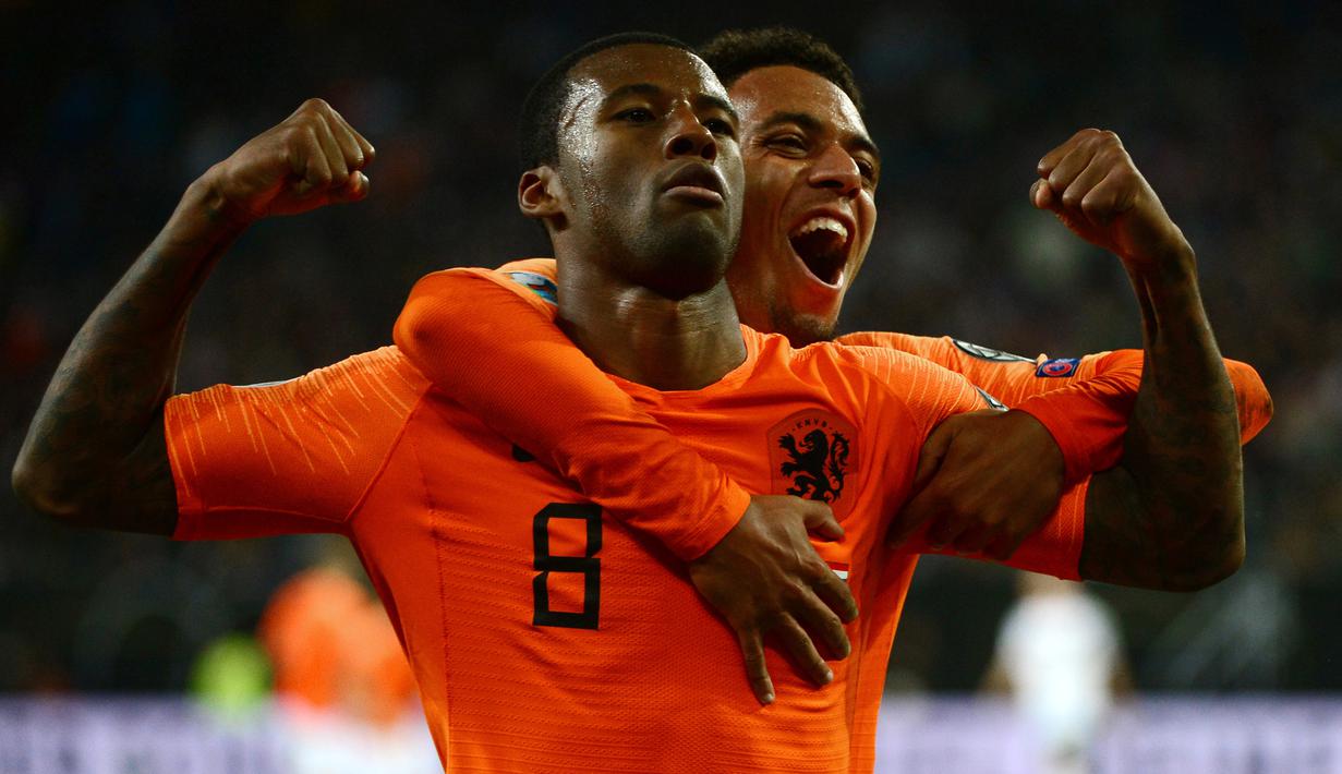 Gelandang Belanda, Georginio Wijnaldum, merayakan gol yang dicetaknya ke gawang Jerman pada laga Kualifikasi Piala Dunia 2022 di Hamburg, Jumat (6/9). Jerman kalah 2-4 dari Belanda. (AFP/Patrik Stollarz)